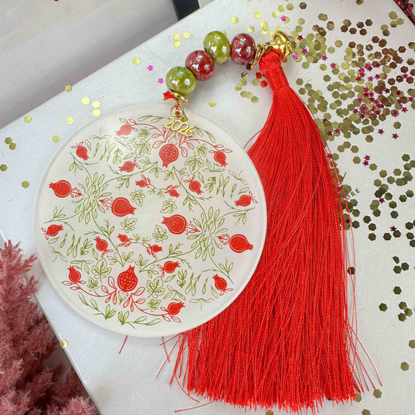 Γούρι 2026 – Plexiglass με Μεταξωτή Φούντα & Κεραμικές Χάντρες