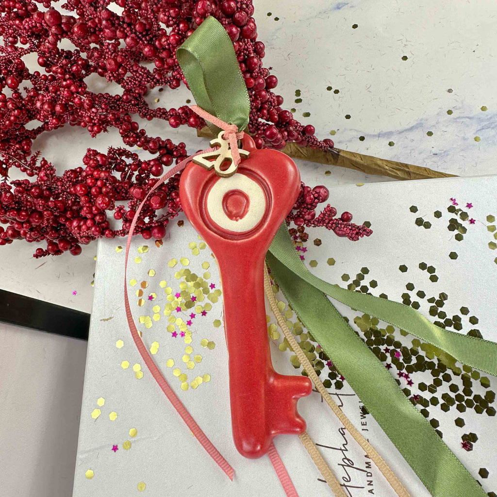 Κεραμικό Κλειδί Γούρι 2026 – Κόκκινο με Ματάκι & Κορδέλες