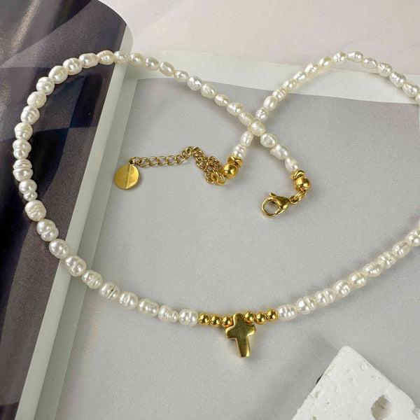 Κολιέ με μαργαριτάρια καλλιέργειας και mini σταυρό