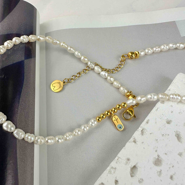 Κολιέ με μαργαριτάρια καλλιέργειας και mini σταυρό με ματάκι