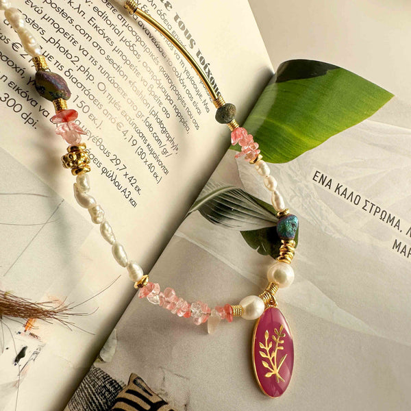 Κολιέ με mix μαργαριτάρια,κρύσταλλα και στοιχείο λουλούδι με μωβ σμάλτο