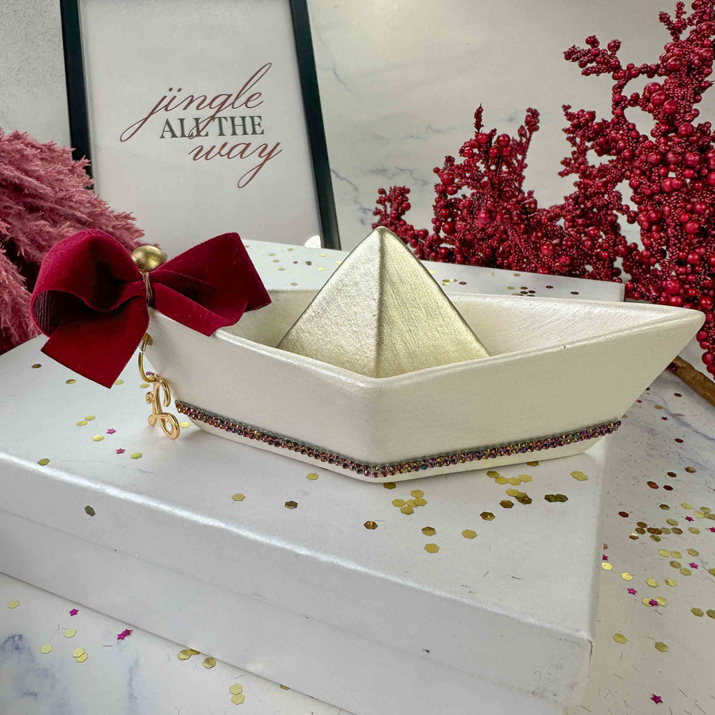 Κεραμικό Καραβάκι με Βελούδινη Κορδέλα – Γούρι 2026