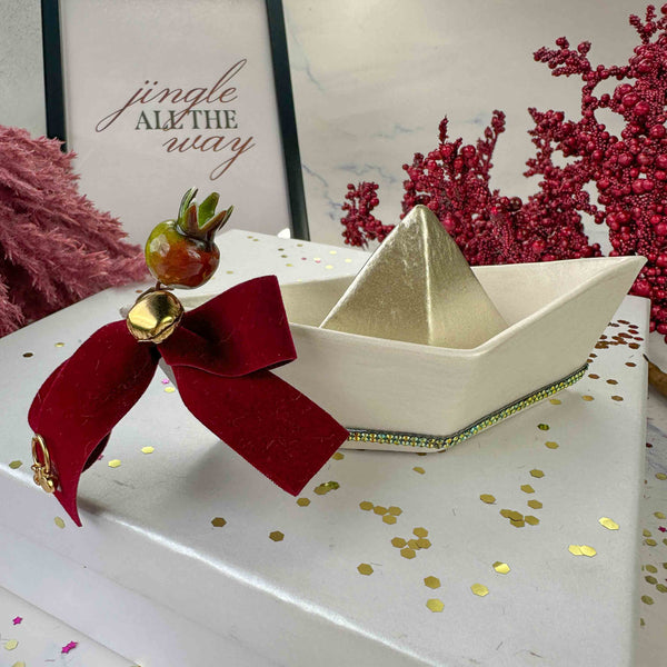 Κεραμικό Καραβάκι με Ρόδι, Κουδουνάκι & Βελούδινη Κορδέλα – Γούρι 2026