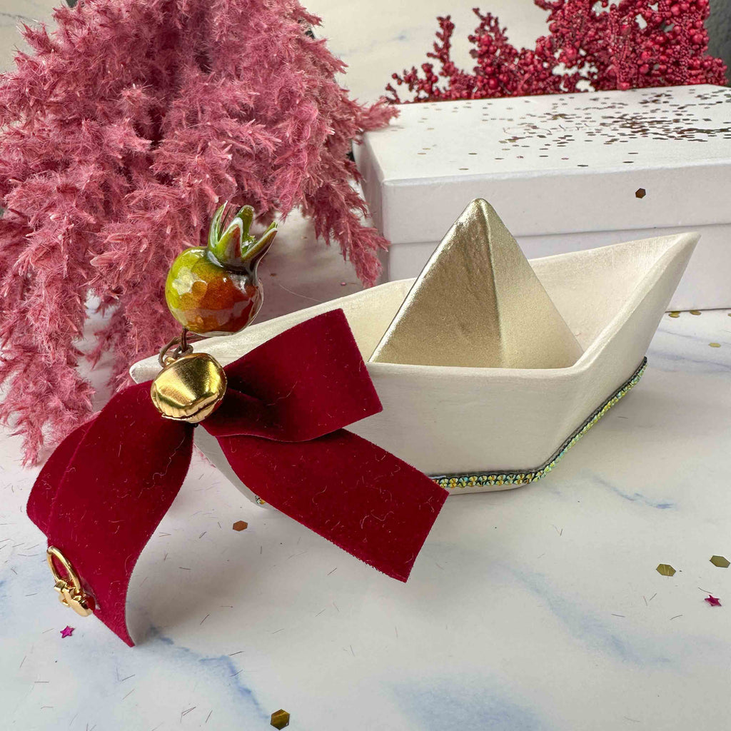 Κεραμικό Καραβάκι με Ρόδι, Κουδουνάκι & Βελούδινη Κορδέλα – Γούρι 2026