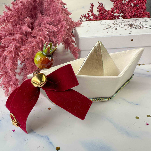 Κεραμικό Καραβάκι με Ρόδι, Κουδουνάκι & Βελούδινη Κορδέλα – Γούρι 2026