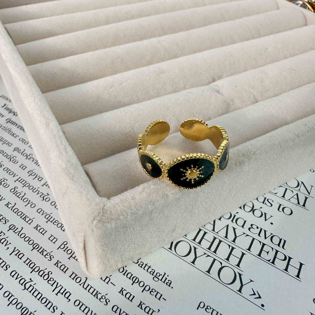 Ανοιχτό Δαχτυλίδι από Ατσάλι με Μαύρο Σμάλτο & Χρυσό Ήλιο