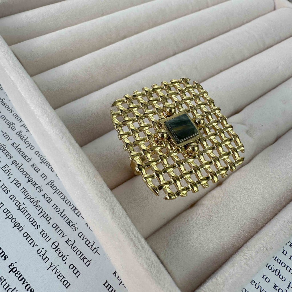 Statement Δαχτυλίδι από Ατσάλι σε Χρυσό Πλέγμα με Μαύρη Πέτρα