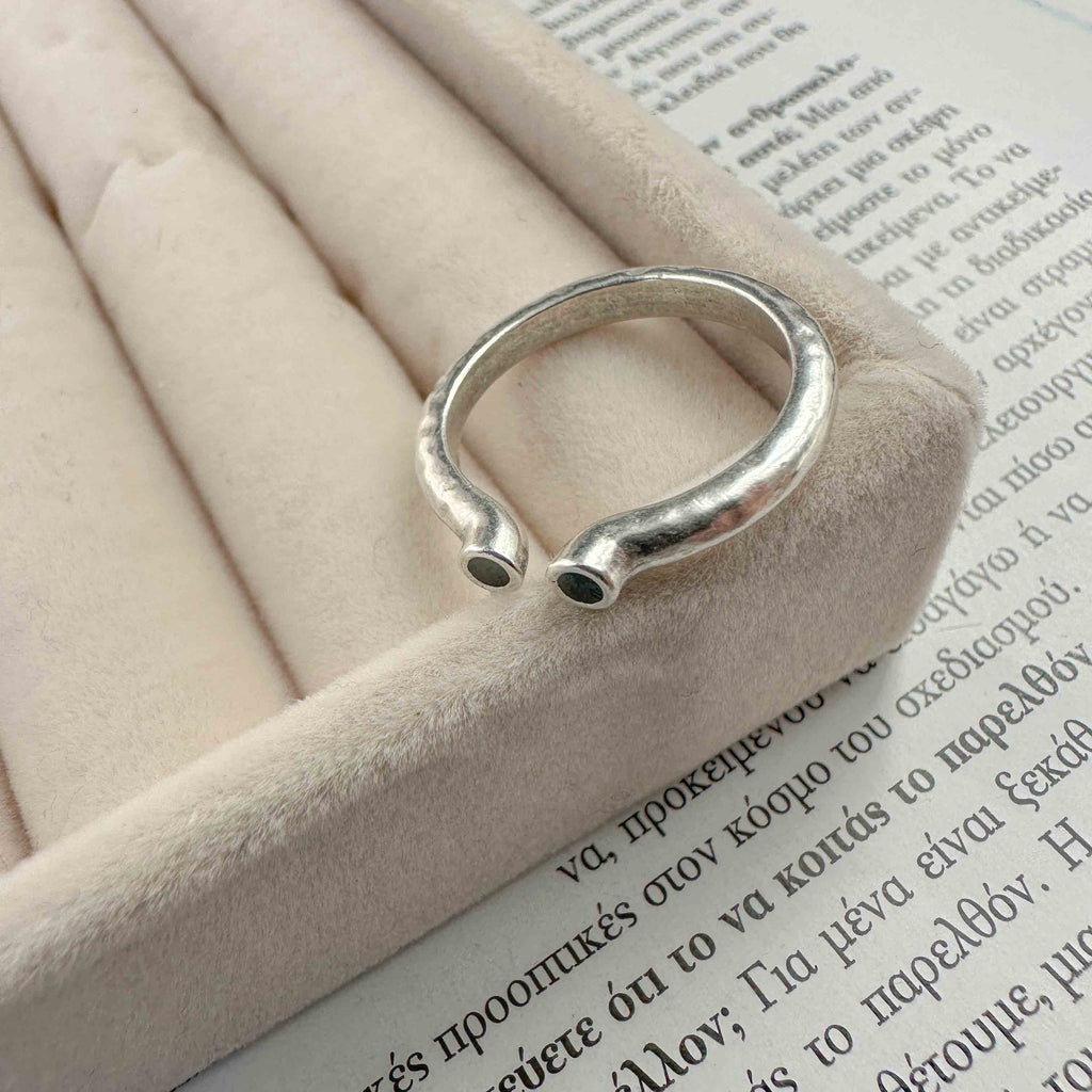 Ασημί Minimal Δαχτυλίδι με Μαύρο Σμάλτο