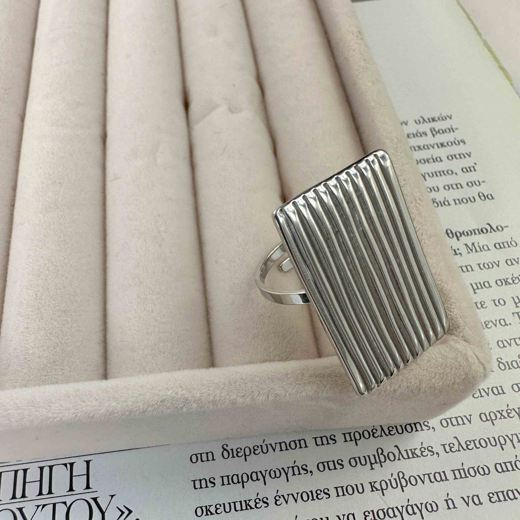 Ορθογώνιο Δαχτυλίδι με Ανάγλυφες Ρίγες