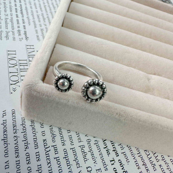 Ασημί Ανοιχτό Δαχτυλίδι με Ανάγλυφα Μοτίβα Vintage