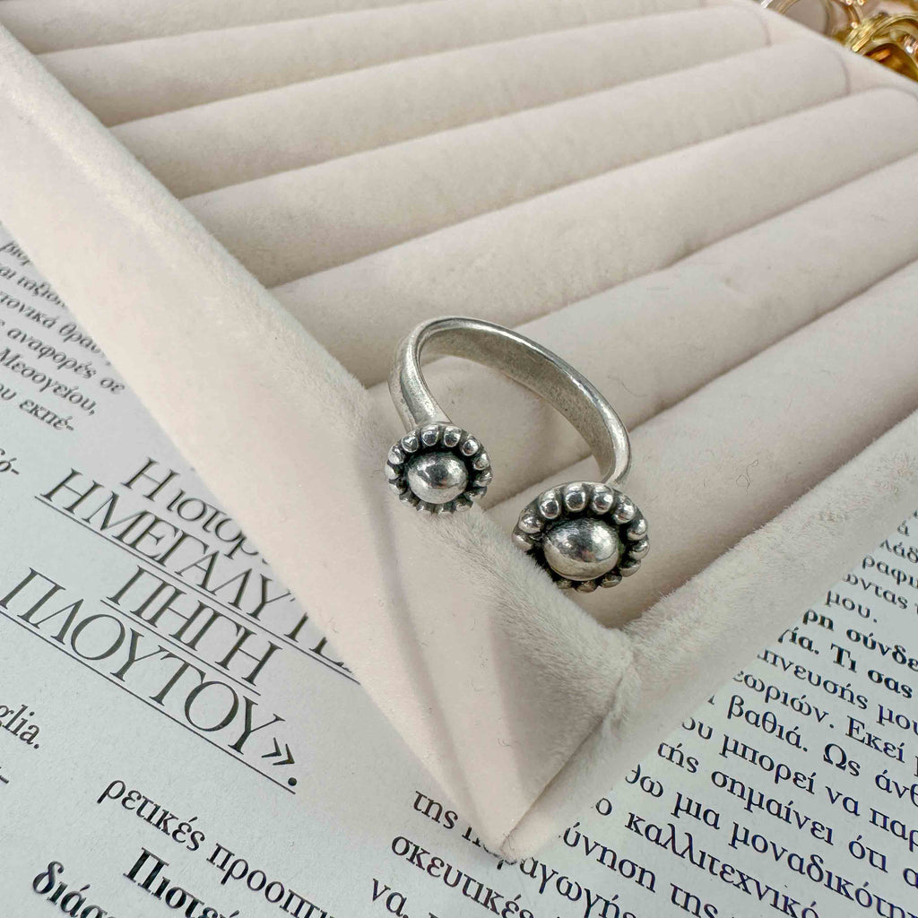 Ασημί Ανοιχτό Δαχτυλίδι με Ανάγλυφα Μοτίβα Vintage