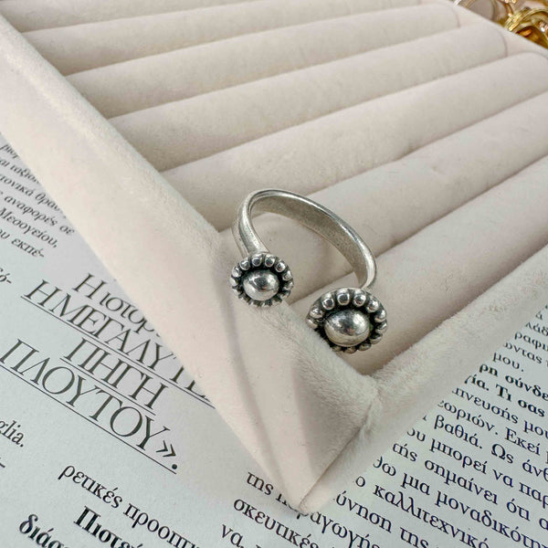 Ασημί Ανοιχτό Δαχτυλίδι με Ανάγλυφα Μοτίβα Vintage