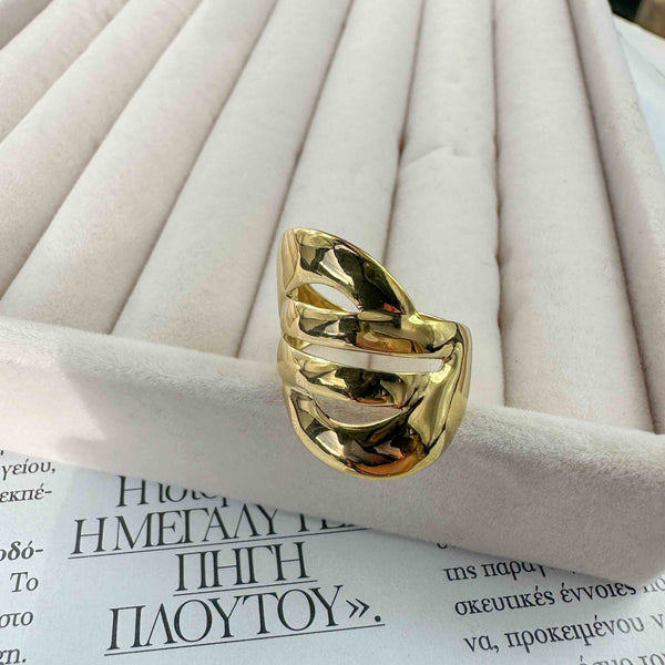 Επίχρυσο Δαχτυλίδι από Ατσάλι με Αφηρημένο Γλυπτικό Σχέδιο