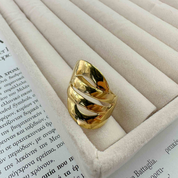 Επίχρυσο Δαχτυλίδι από Ατσάλι με Αφηρημένο Γλυπτικό Σχέδιο
