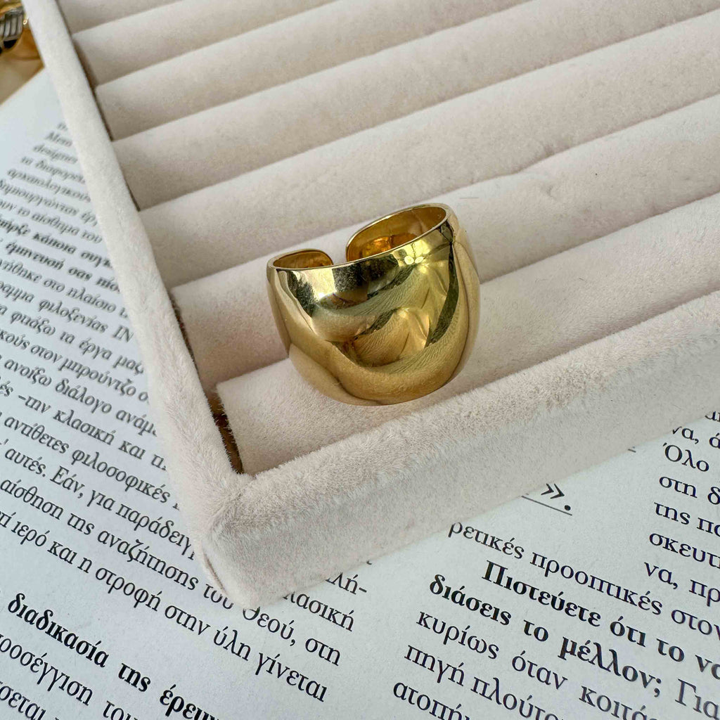 Φαρδύ Επίχρυσο Δαχτυλίδι από Ατσάλι με Καμπύλο Design