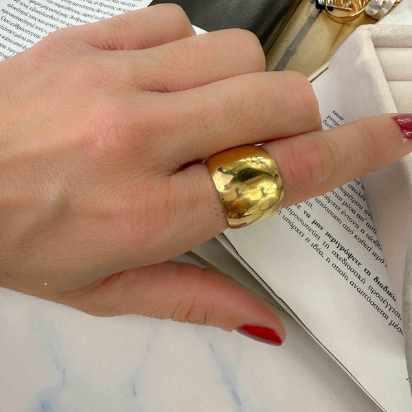 Φαρδύ Επίχρυσο Δαχτυλίδι από Ατσάλι με Καμπύλο Design