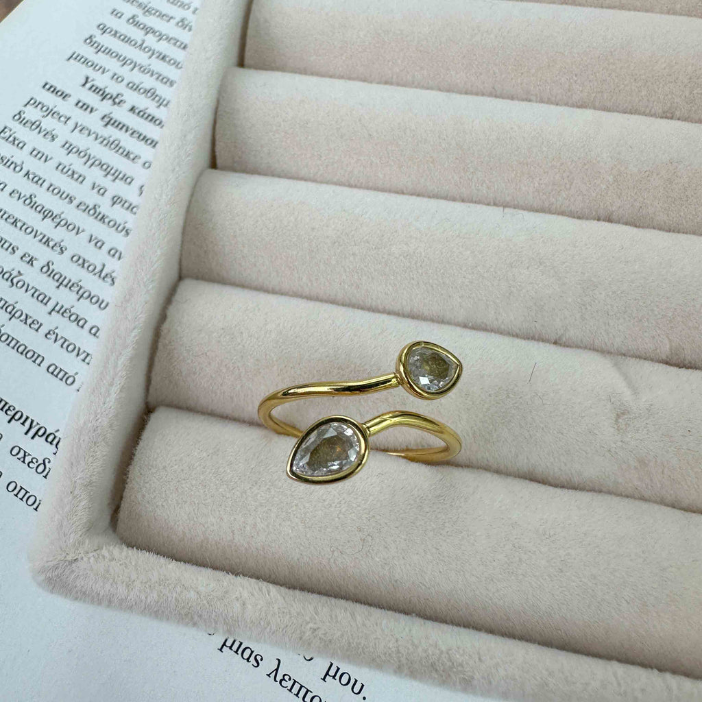 Χρυσό Ανοιχτό Δαχτυλίδι με Δάκρυ Πέτρες