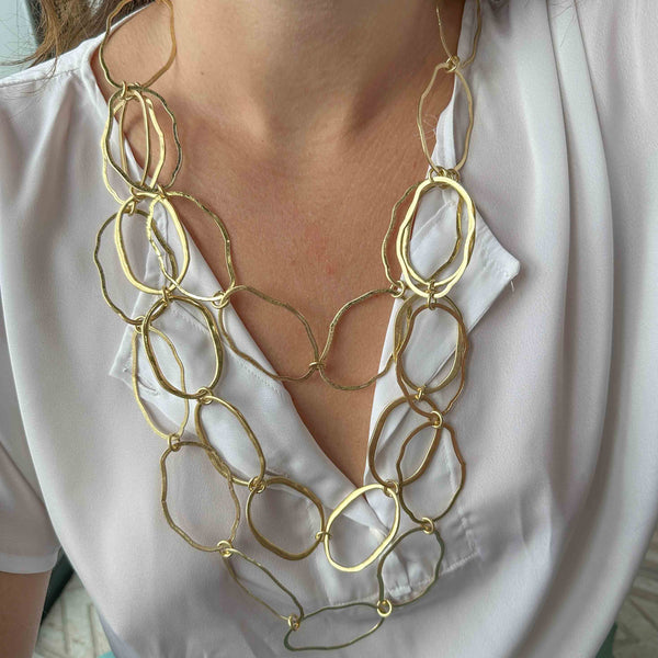 Statement Κολιέ με Ανάγλυφους Χρυσούς Κρίκους – Χειροποίητο Layered Κόσμημα