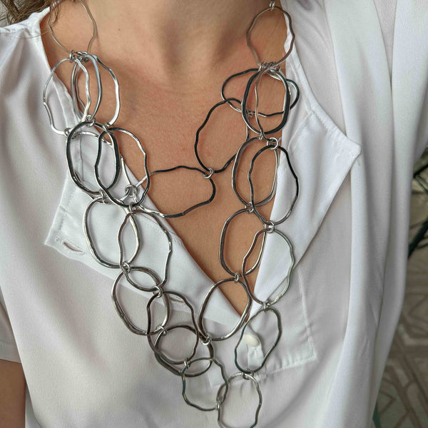 Statement Κολιέ με Ανάγλυφους Ασημί Κρίκους – Χειροποίητο Layered Κόσμημα