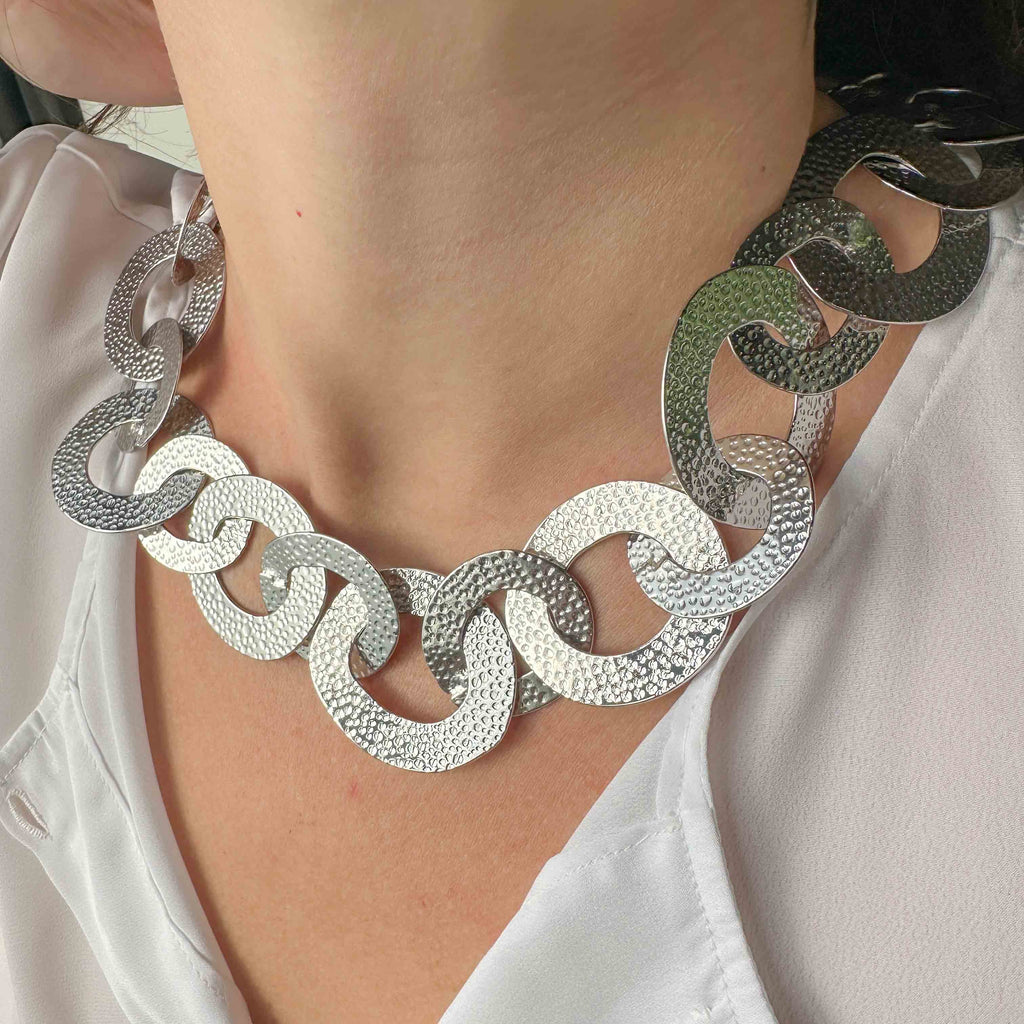 Statement Κολιέ με Σφυρήλατους Ασημί Κρίκους – Chunky Αλυσίδα