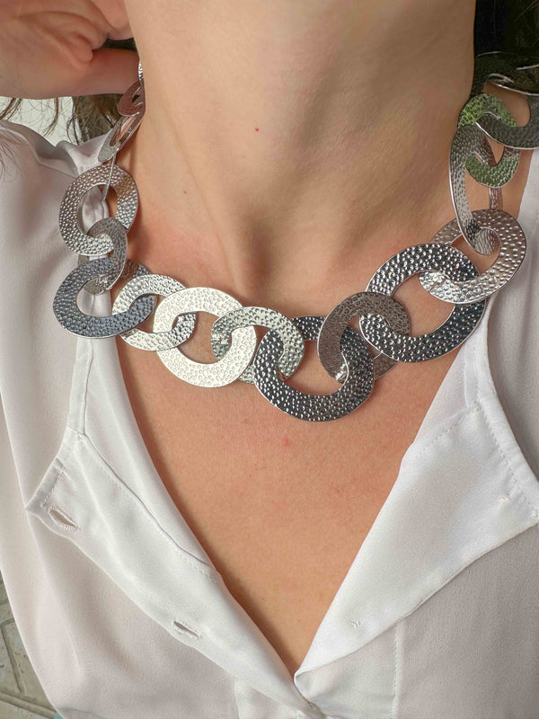 Statement Κολιέ με Σφυρήλατους Ασημί Κρίκους – Chunky Αλυσίδα