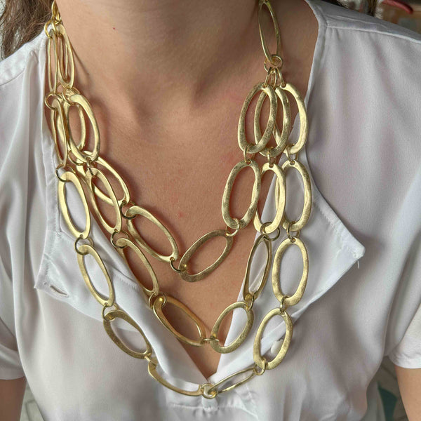 Μακρύ Layered Κολιέ με Οβάλ Χρυσούς Κρίκους – Χειροποίητο Κόσμημα από Ορείχαλκο
