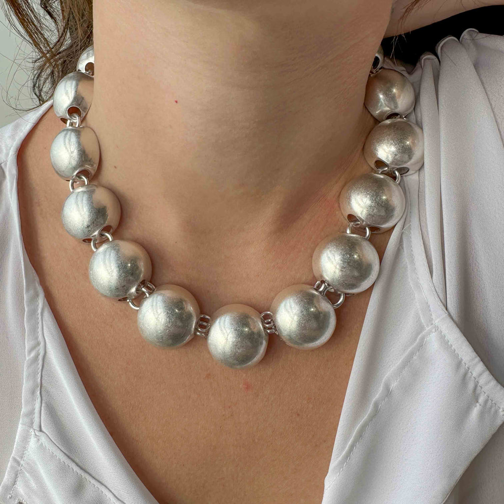 Statement Κολιέ με Μεγάλες Χάντρες από Επαργυρωμένο Ορείχαλκο