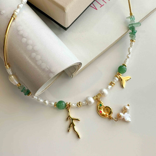 Κολιέ με μαργαριτάρια, πράσινες ημιπολύτιμες πέτρες και κοχύλια