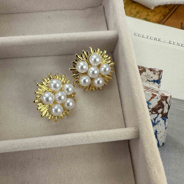 Ατσάλινα Σκουλαρίκια Χρυσό Ανάγλυφο με Πέρλες σε Σύνθεση Λουλουδιού