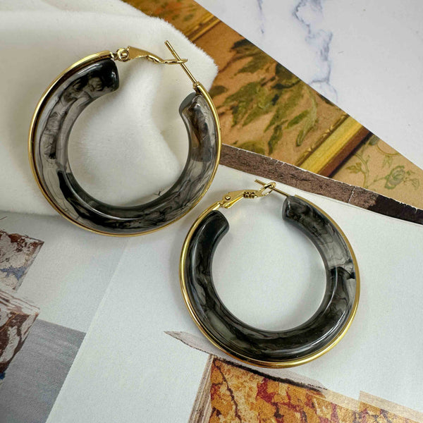 Σκουλαρίκια Κρίκοι Μαύρο Ακρυλικό & Χρυσή Λεπτομέρεια