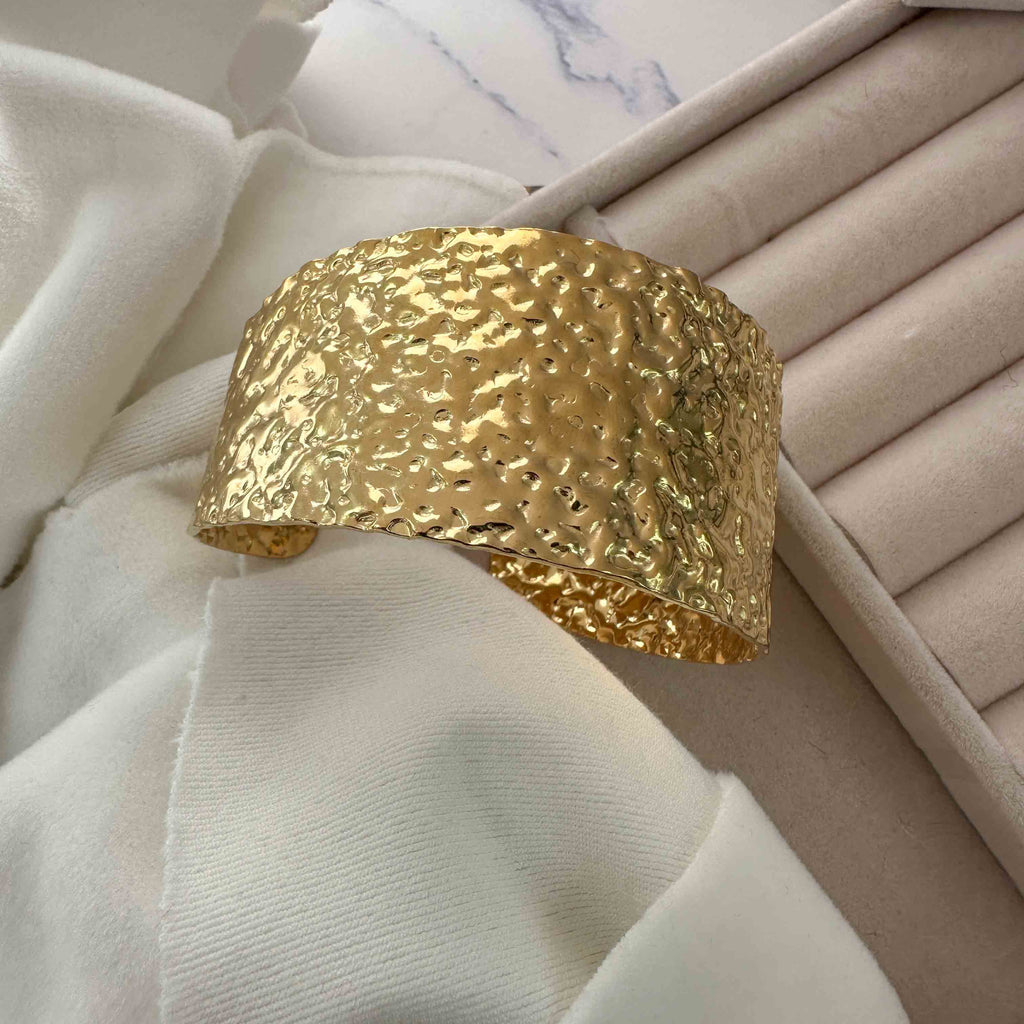 Χρυσό Ατσάλινο Βραχιόλι Μανσέτα με Σφυρήλατη Υφή