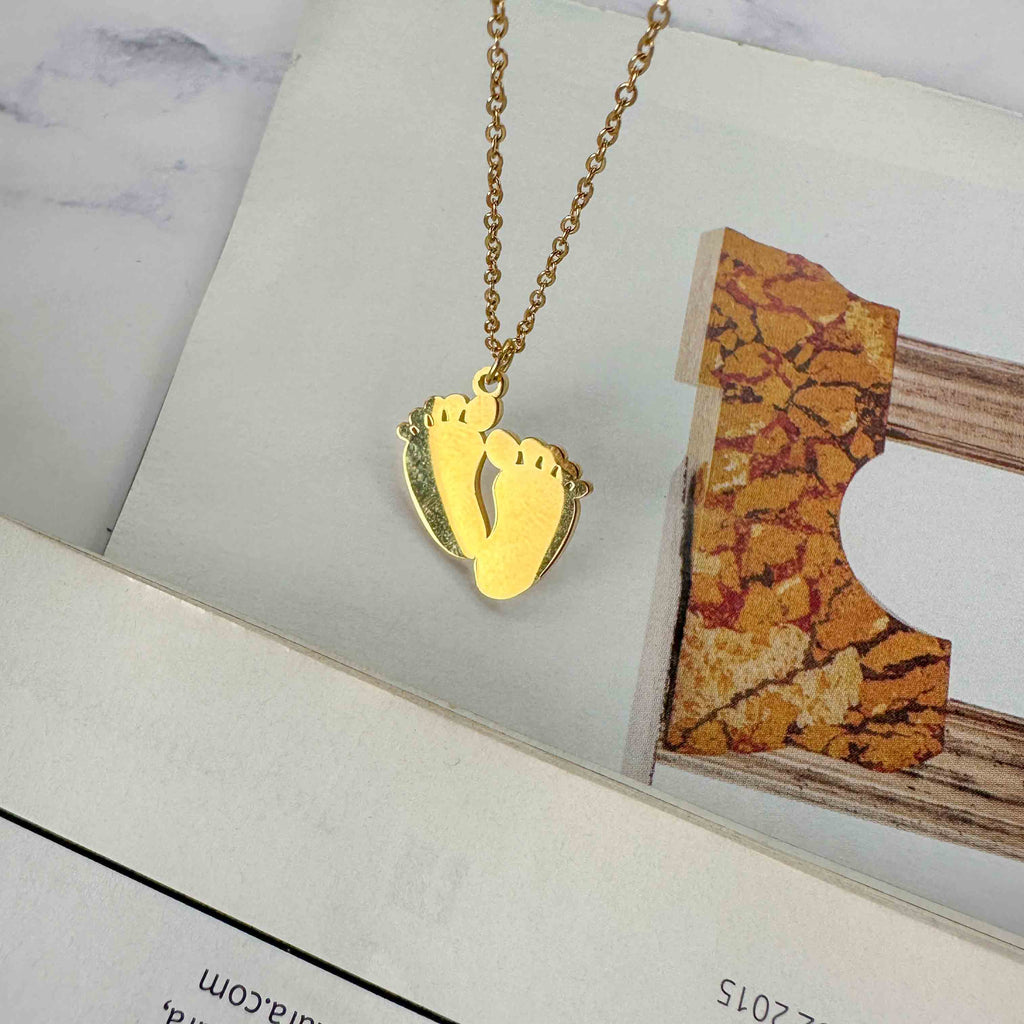 Ατσάλινο Κολιέ με Μενταγιόν Πατουσάκια Μωρού