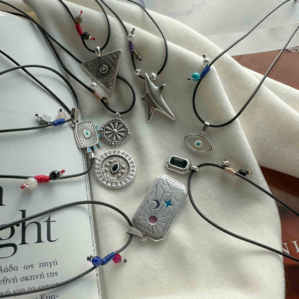 Κολιέ δερμάτινο με μαύρο κορδόνι και επαργυρωμένα στοιχεία