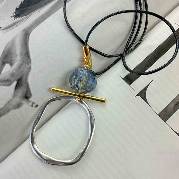 Μακρύ κολιέ με κρυστάλλινο στοιχείο και γεωμετρικά μεταλλικά μοτίβα