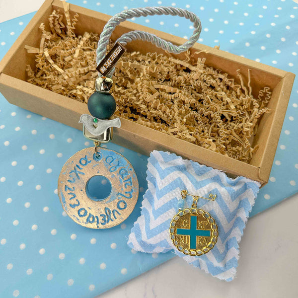 Σετ Νεογέννητου Αγοριού – Κρεμαστό “Να σας ζήσει” & Παραμάνα με Σταυρό