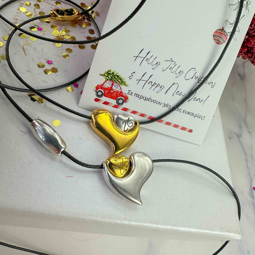 Κολιέ με Καρδιά Διπλής Απόχρωσης – Γούρι 2026 σε Μαύρο Κορδόνι