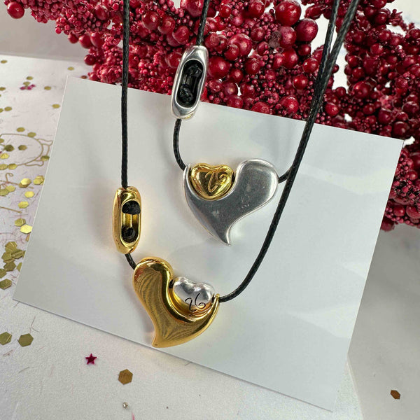 Κολιέ με Καρδιά Διπλής Απόχρωσης – Γούρι 2026 σε Μαύρο Κορδόνι