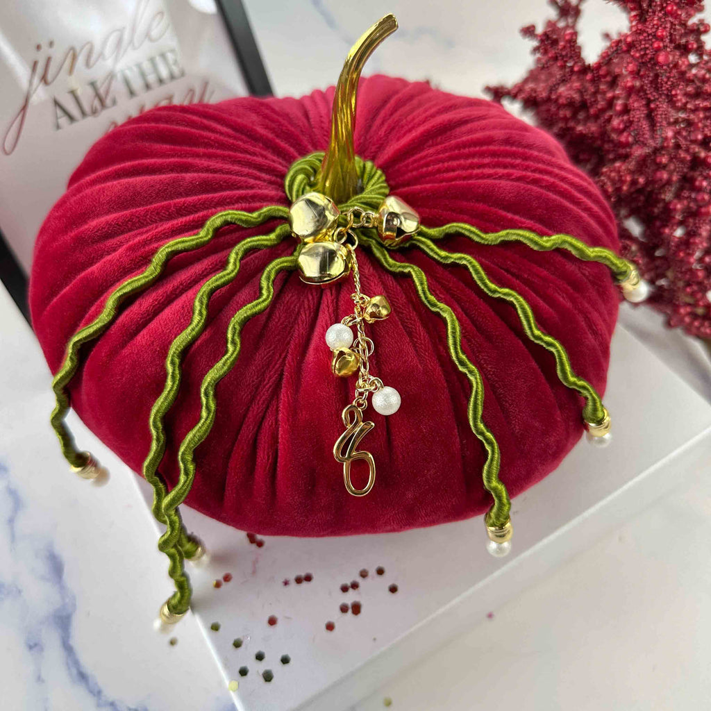 Γούρι Κολοκύθα Μπορντώ Με Πράσινες Κορδέλες & Χρυσά Κουδουνάκια