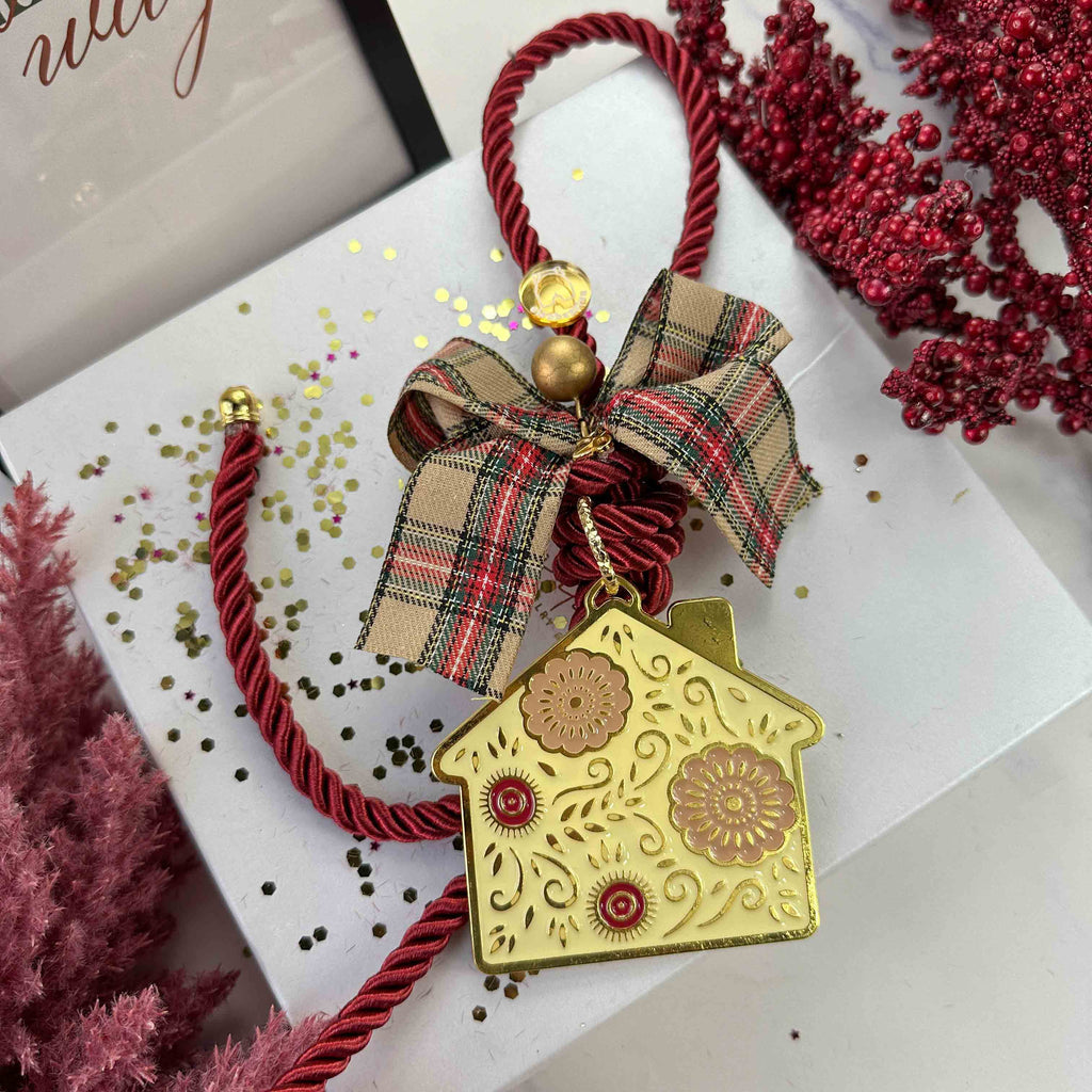Κρεμαστό Γούρι Σπιτάκι με Λουλούδια – Μεταλλικό Χρυσό με Κορδέλα Καρό – Χειροποίητο Γούρι 2026