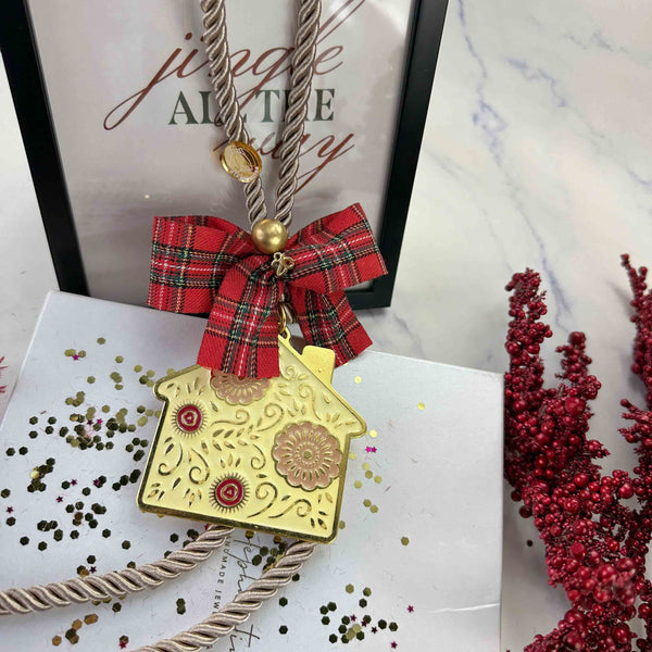 Κρεμαστό Γούρι Σπιτάκι με Λουλούδια – Μεταλλικό Χρυσό με Κορδέλα Καρό – Χειροποίητο Γούρι 2026