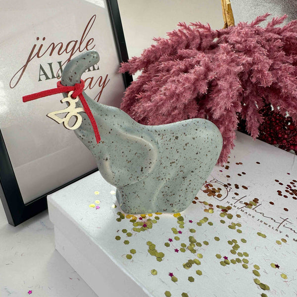 Γούρι 2026 Ελεφαντάκι Κεραμικό Γκρι με Κορδέλα και Κρεμαστό Στοιχείο