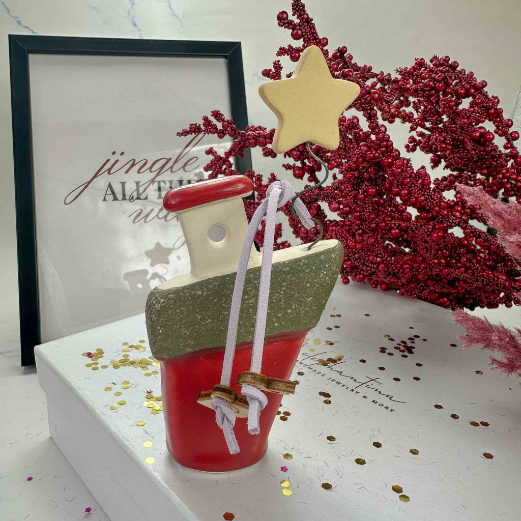 Κεραμικό Γούρι Καραβάκι 2026 με Αστέρι – Πράσινο-Κόκκινο