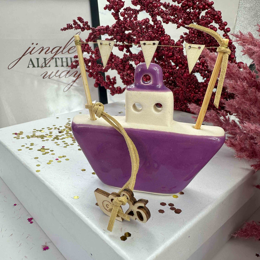 Κεραμικό Γούρι Καράβι Μωβ με Σημαιάκια – Χειροποίητο Γούρι 2026