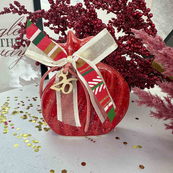 Γούρι 2026 Κεραμικό Ρόδι Κόκκινο με Ραβδώσεις και Χριστουγεννιάτικη Κορδέλα