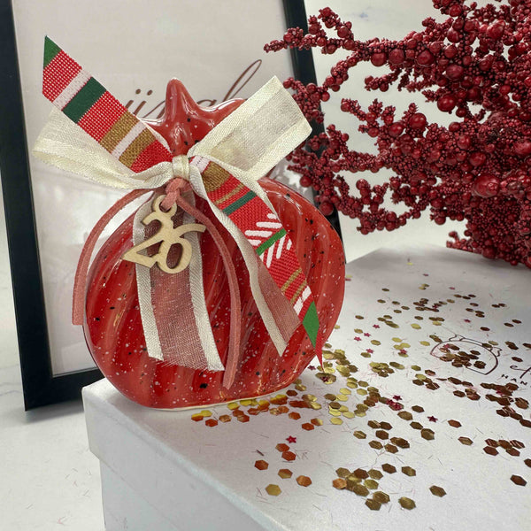 Γούρι 2026 Κεραμικό Ρόδι Κόκκινο με Ραβδώσεις και Χριστουγεννιάτικη Κορδέλα