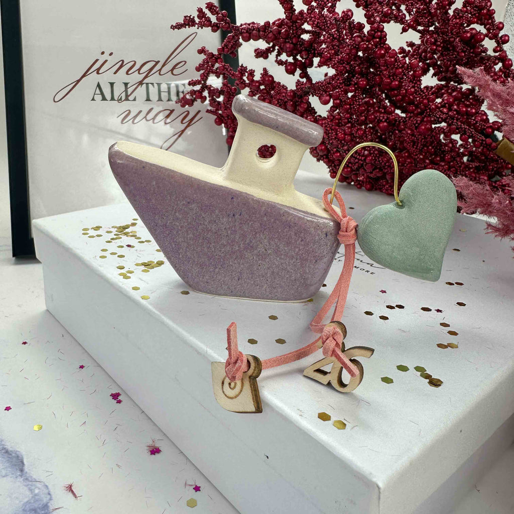 Κεραμικό Γούρι Καραβάκι 2026 με Καρδιά – Λιλά & Πράσινες Αποχρώσεις