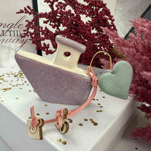 Κεραμικό Γούρι Καραβάκι 2026 με Καρδιά – Λιλά & Πράσινες Αποχρώσεις