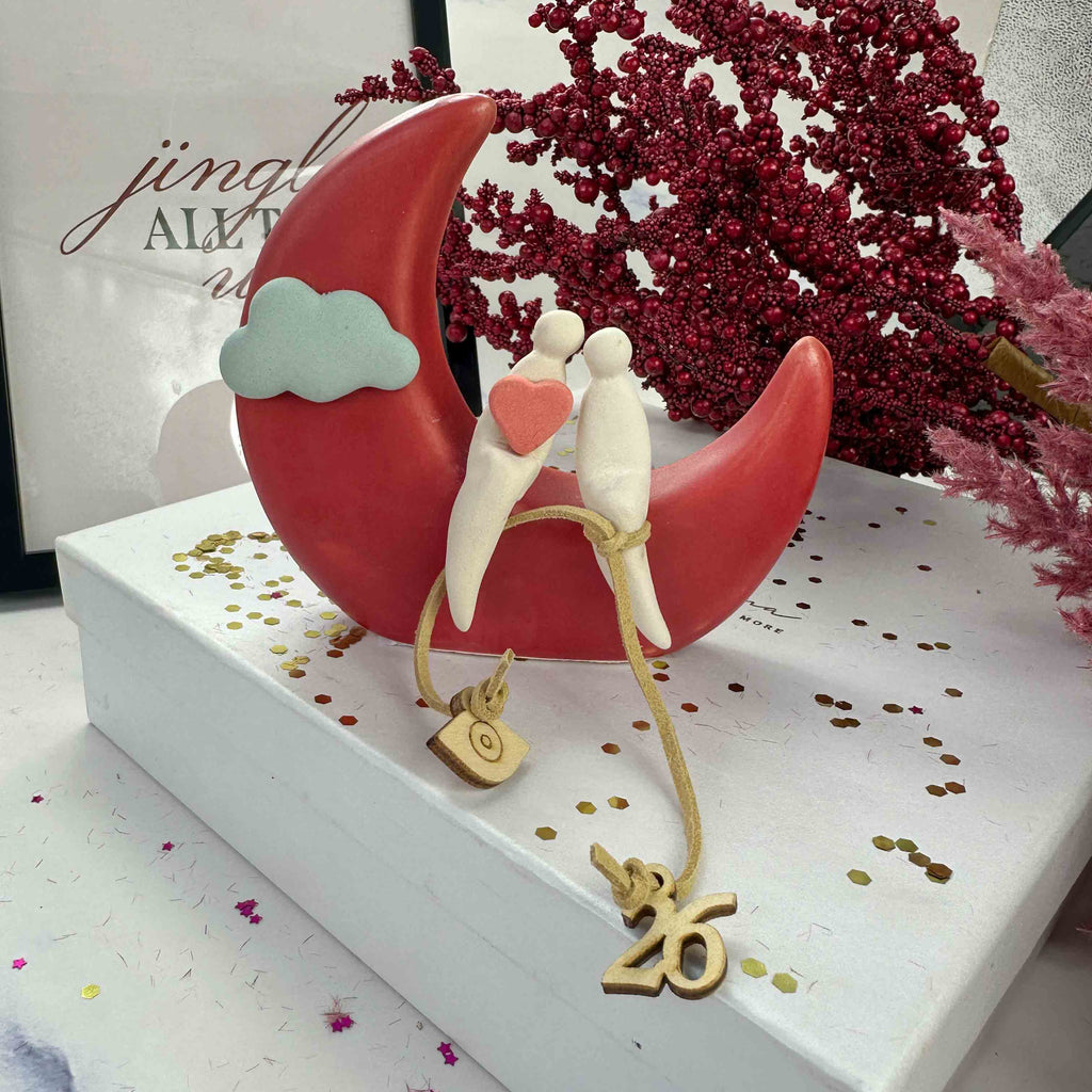 Κεραμικό Γούρι Φεγγάρι με Ζευγάρι – Ρομαντικό Διακοσμητικό 2026 – Χειροποίητο με Καρδιά & Συννεφάκι