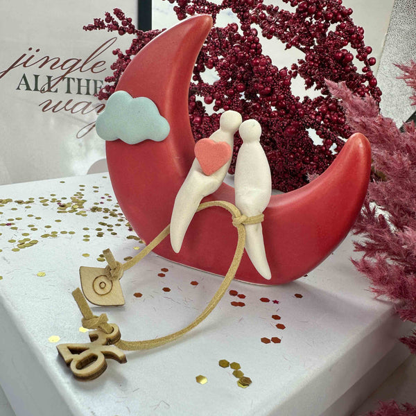 Κεραμικό Γούρι Φεγγάρι με Ζευγάρι – Ρομαντικό Διακοσμητικό 2026 – Χειροποίητο με Καρδιά & Συννεφάκι