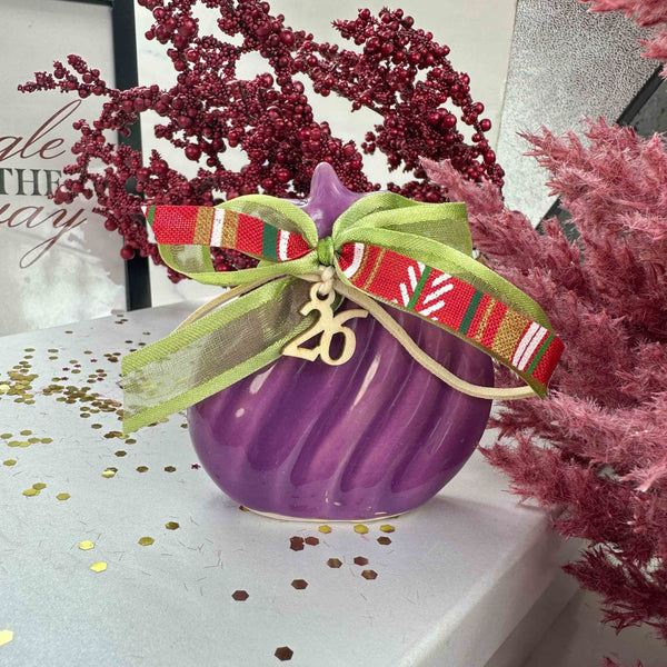 Γούρι 2026 Κεραμικό Ρόδι Μωβ με Ραβδώσεις και Χριστουγεννιάτικη Κορδέλα